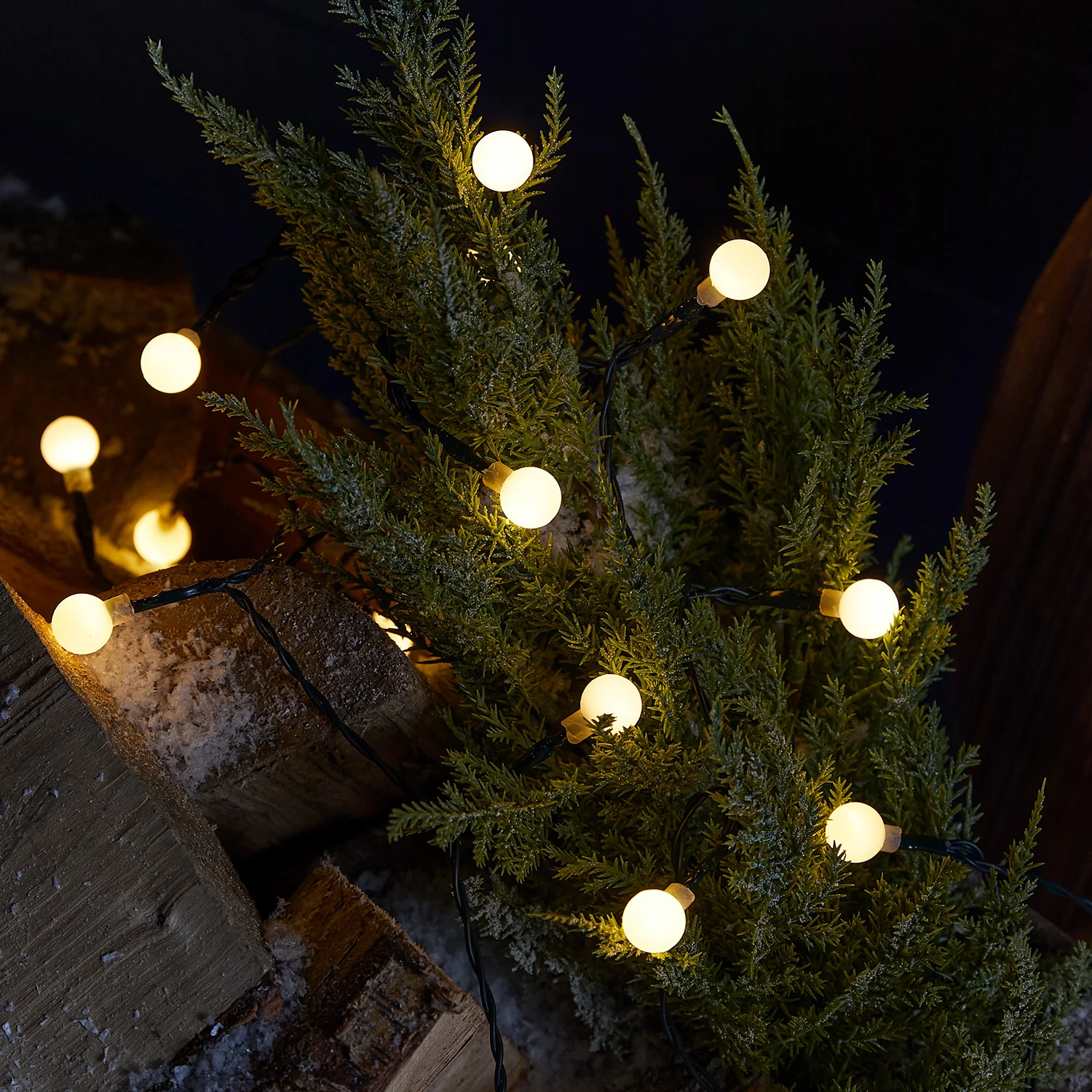 Bild von 50er LED Kugel Lichterkette außen warmweiß