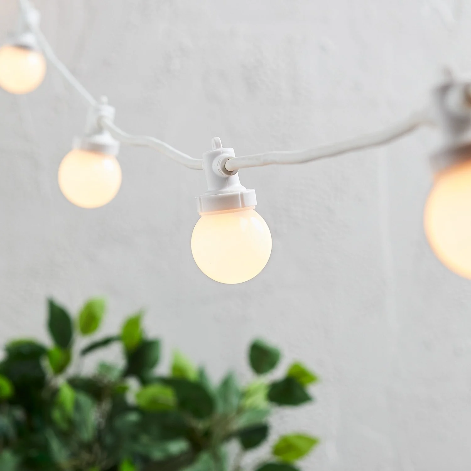 Bild von Pro Connect 20m 40er Party Lichterkette warmweiß koppelbar weißes Kabel