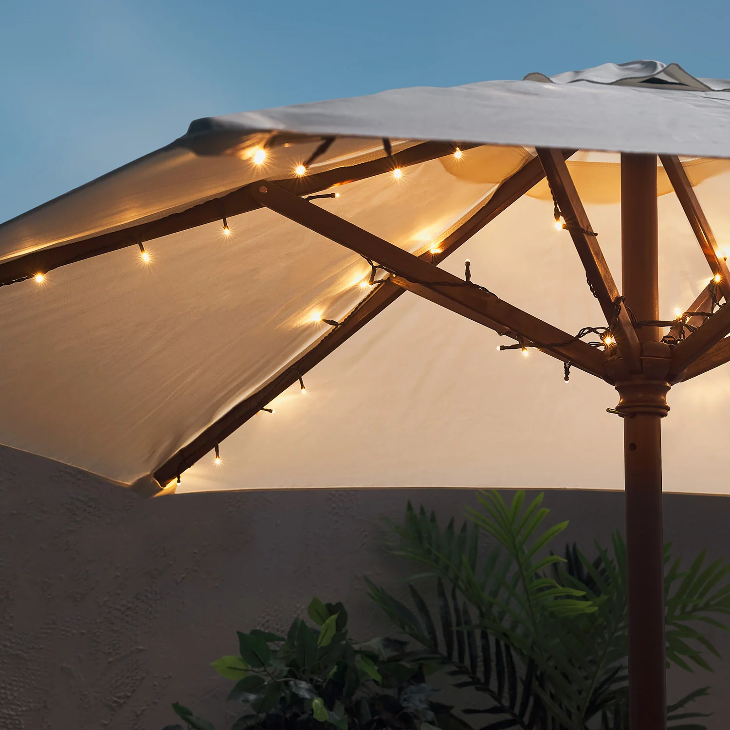 Bild von Lights4fun 80er LED Lichterkette Sonnenschirm Außenbereich Gartendeko batteriebetrieben Timer Deko Terrasse Ampelschirm Beleuchtung Parasol LED Ampelschirm mit LED