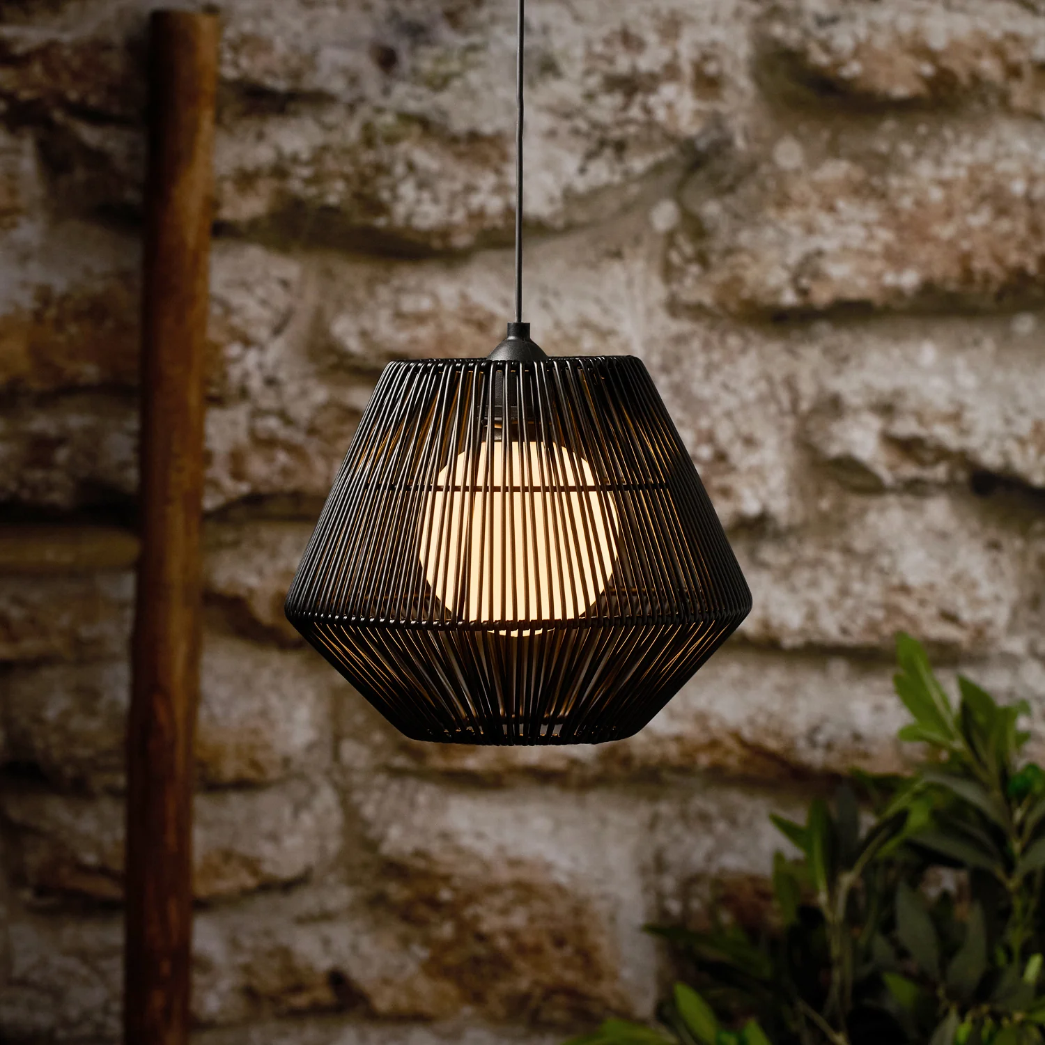 Bild von Camden Solar Hängelampe Rattan schwarz