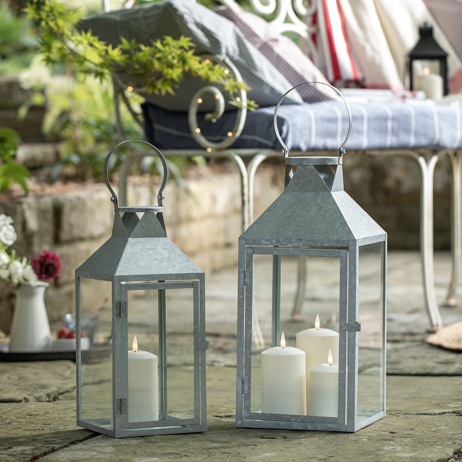 Bild von Hayle Outdoor Laternen Duo aus verzinktem Stahl mit TruGlow® Outdoor Kerzen