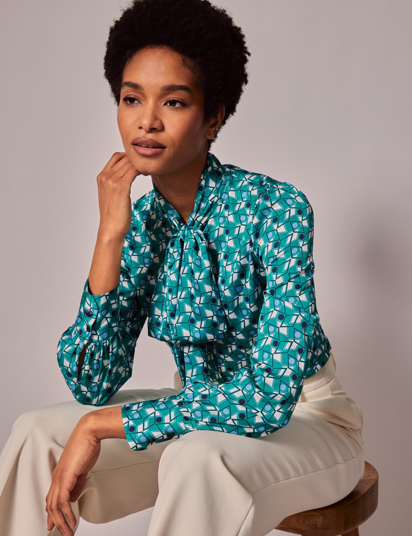Bild von Hawes & Curtis Schluppenbluse – Slim Fit – Satin – grün weiß geometrischer Print