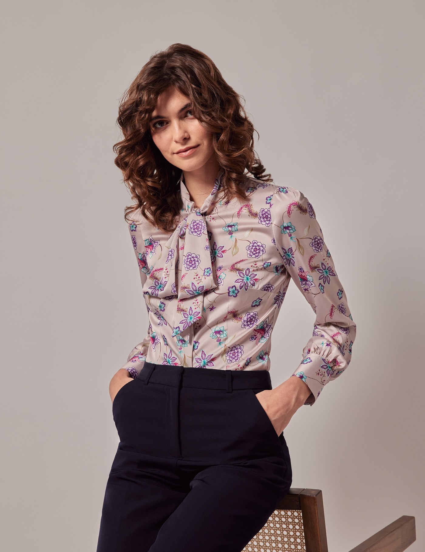Bild von Hawes & Curtis Schluppenbluse aus Satin – Slim Fit – creme & lila Floral Creme/Lila Blumig Women's