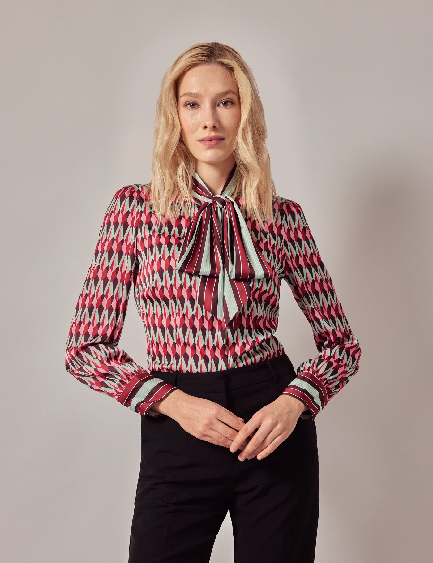 Bild von Hawes & Curtis Schluppenbluse aus Satin – Slim Fit – rot grün Geometrisch Rot/Grün Women's