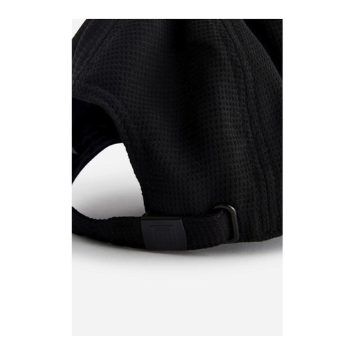 Bild von Stylische schwarze Cap mit Textur