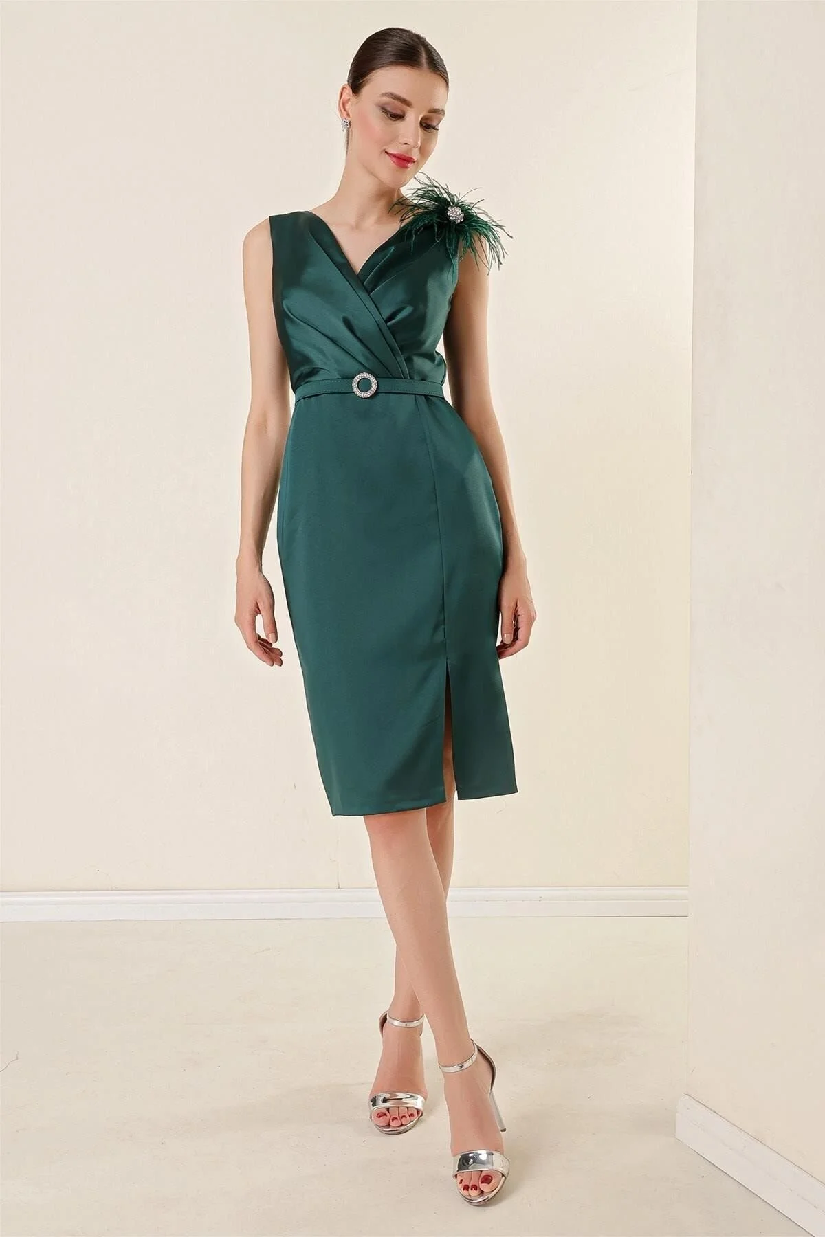 Bild von By Saygı Kleid Aus Satin Mit Zweireihigem Ausschnitt, Drapierter Taille, Gürtel Und Gefütterten Schultern In Smaragdgrün für Damen - M