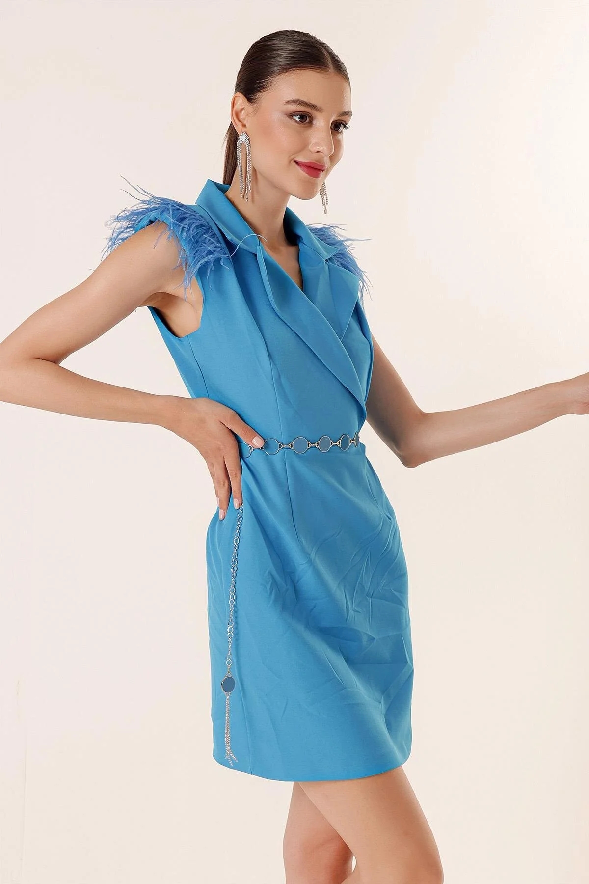 Bild von By Saygı Zweireihiges Kleid Mit Federdetail Und Gürtel für Damen - S
