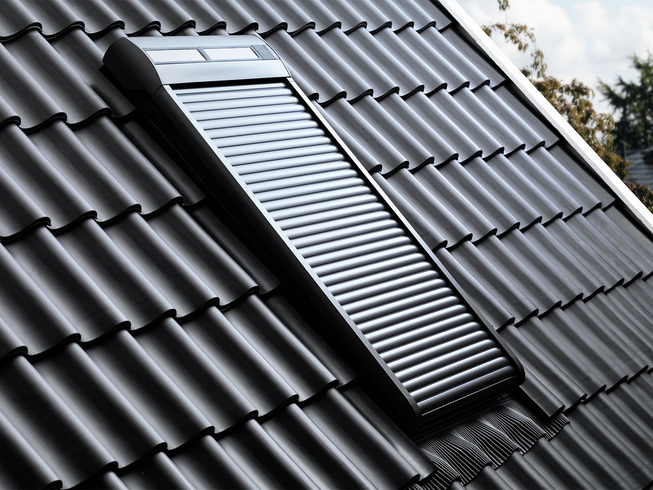 Bild von VELUX Solar-Rollladen »SSL UK08 0000S«, dunkelgrau, für VELUX Dachfenster, inkl. Funk-Wandschalter