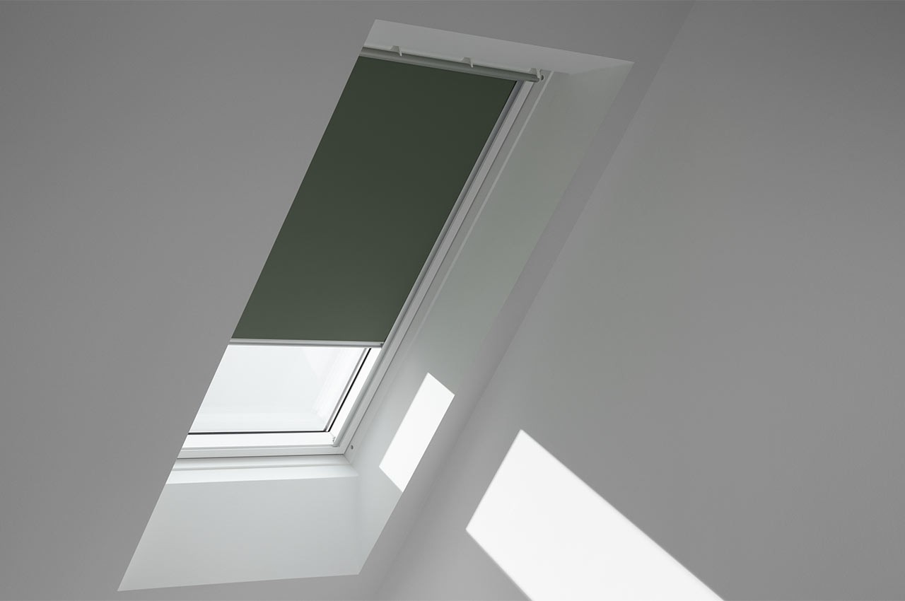 Bild von VELUX Verdunkelungsrollo manuell Nature Collection  DKY Natur Forest 4901, 55x118 cm (CK06), Aluminiumschiene,GGU,VELUX