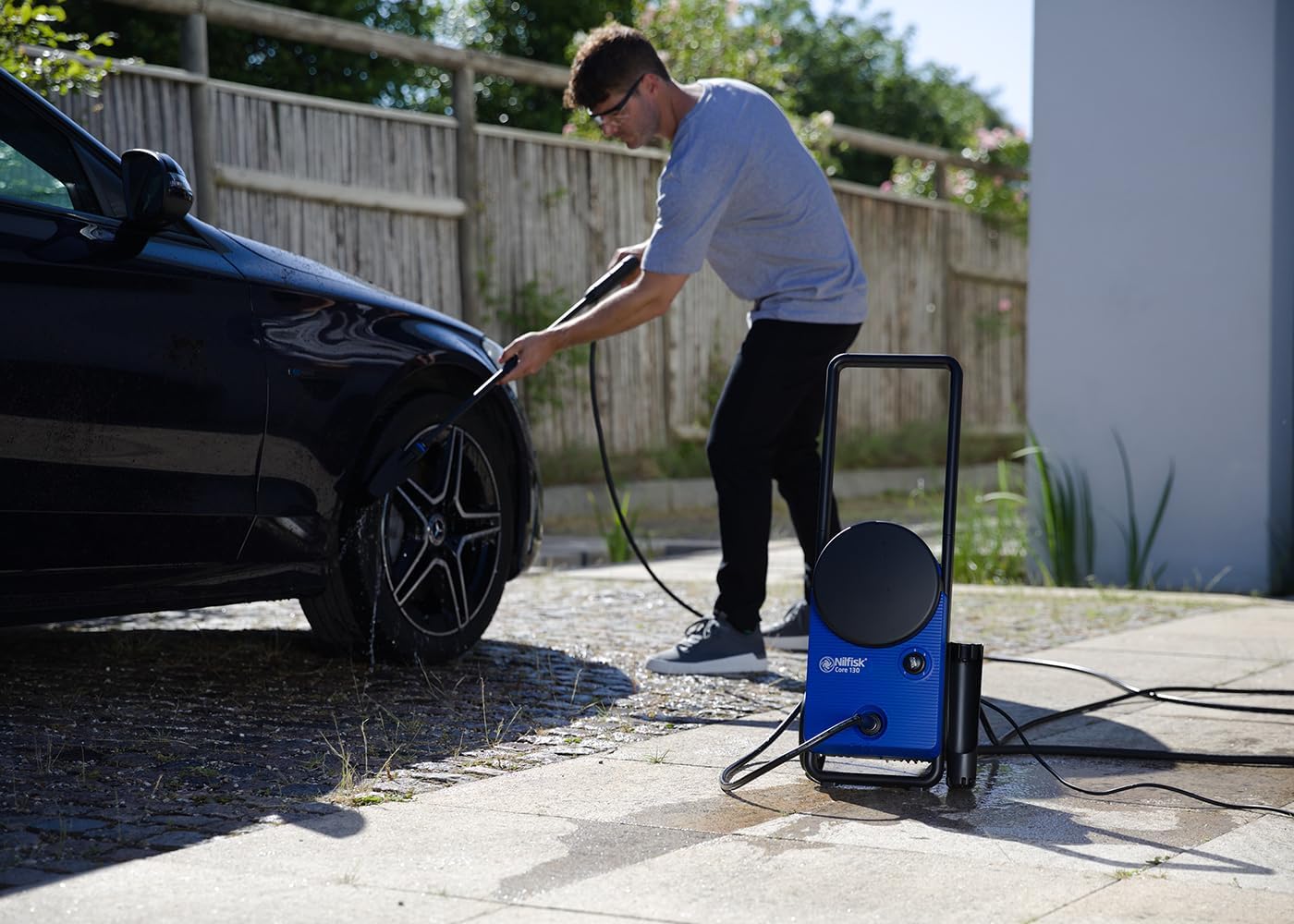Bild von Nilfisk Core 130 Bar Hochdruckreiniger mit PowerControl - Mini Pressure Washer für die Reinigung von Außenbereichen und die Autowäsche (1500 W)