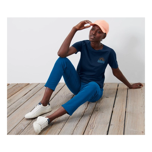 Bild von T-Shirt mit Stickerei - Eleganz trifft Komfort