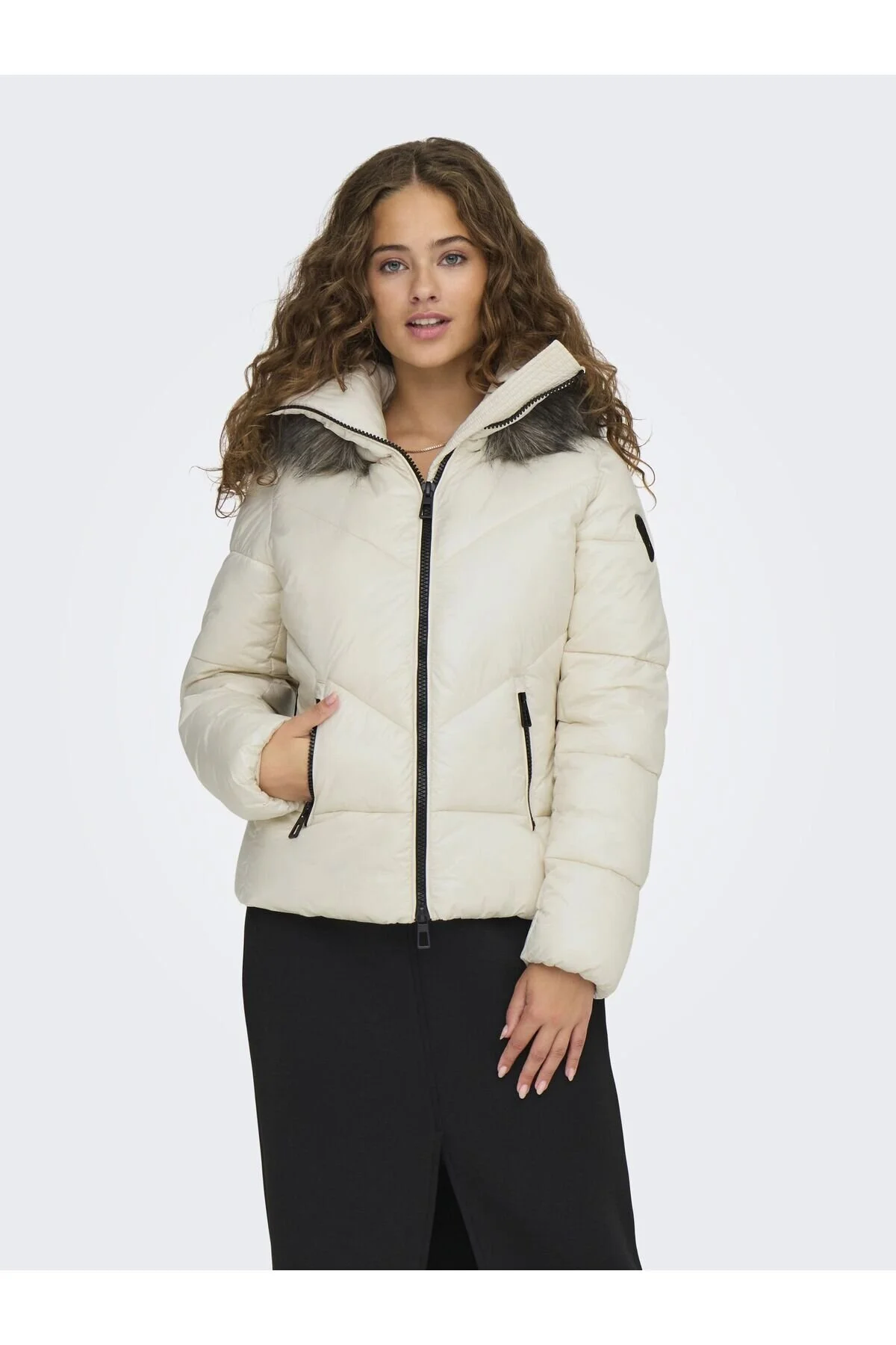 Bild von ONLY Steppjacke »ONLFEVER SHORT PUFFER LIFE CC OTW«, mit Kapuze