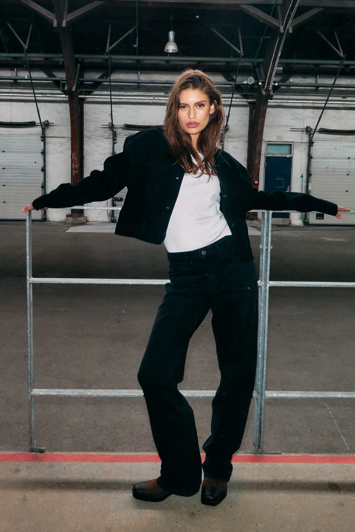 Bild von Noisy May Schwarze Jeansjacke Und Mädchen - S