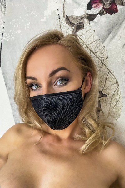 Bild von Stylische schwarze Maske aus glänzendem Powerwetlook mit semitransparentem Mesh für Mund und Nase mit elastischen Bändern für sicheren Halt