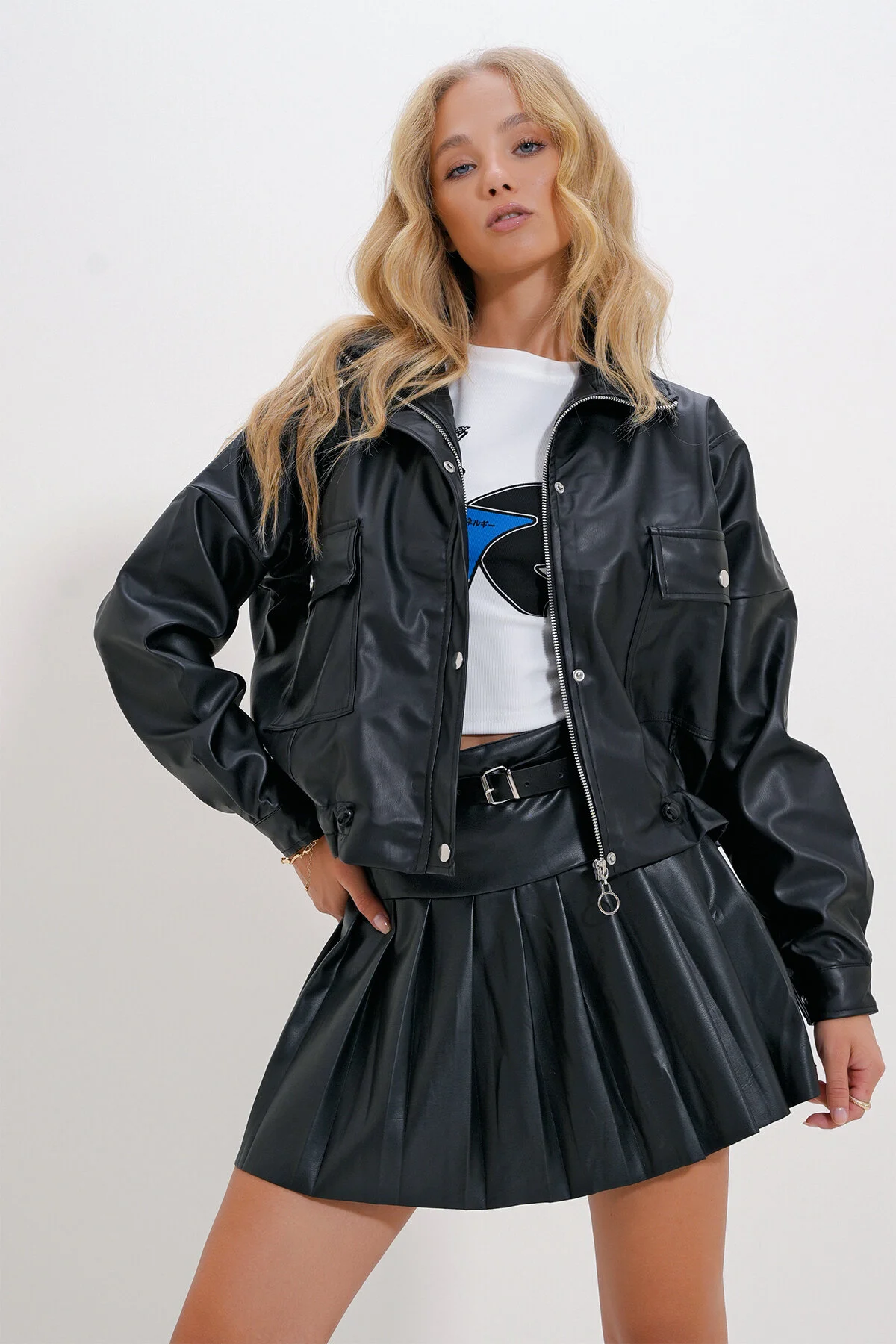 Bild von Trend Alaçatı Stili Schwarze Kunstlederjacke Doppeltaschen, Stehkragen, Reißverschluss Und Gefüttert Alc-x12661 für Damen - L