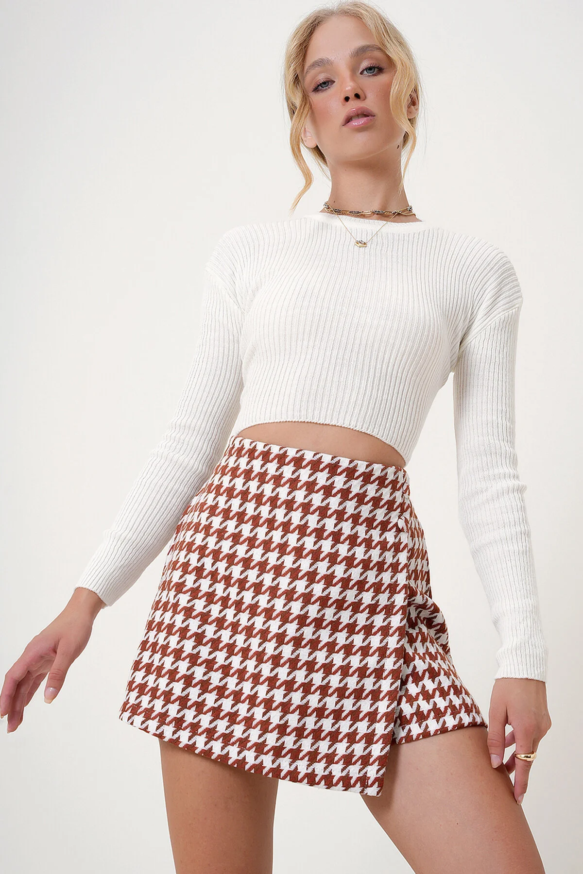 Bild von Trend Alaçatı Stili Braun Gemusterter Shorts-rock – Mit Reißverschluss Und Taschenklappe für Damen - L