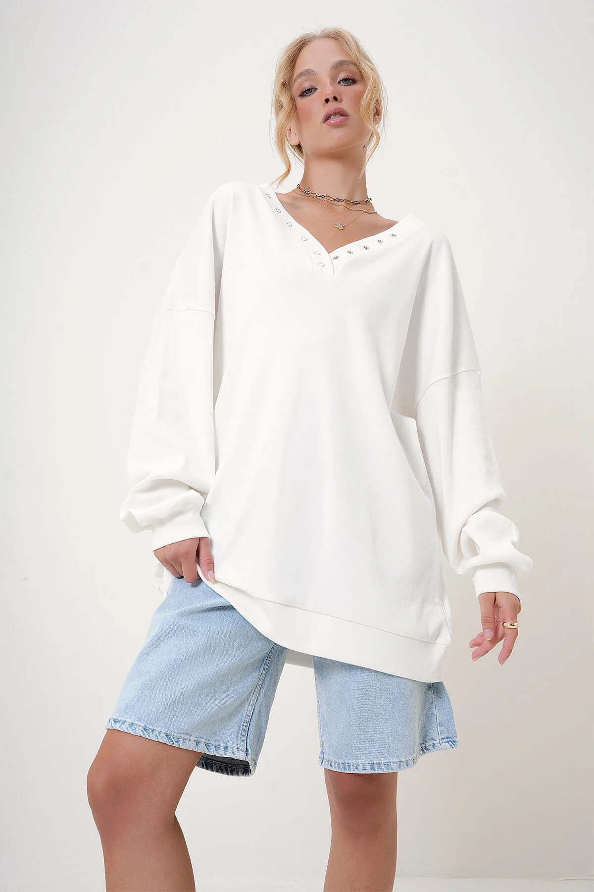 Bild von Trend Alaçatı Stili Weißes Oversize-sweatshirt Mit V-ausschnitt – für Damen - L