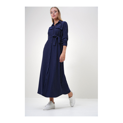 Bild von Trend Alaçatı Stili Marineblaues, Gestreiftes Crêpe-strickkleid Mit Taschenklappe Und Gürtel für Damen - M
