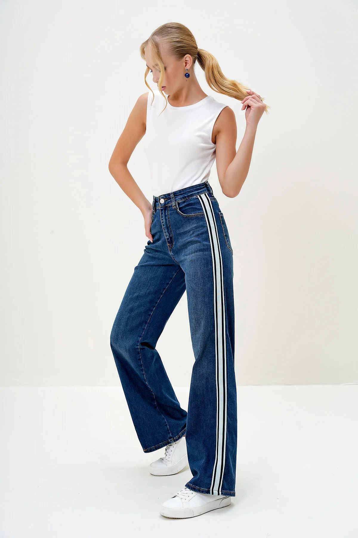 Bild von Trend Alaçatı Stili Dunkelblaue 5-taschen-mom-jeans Mit Gewaschenem Streifendetail für Damen - 40