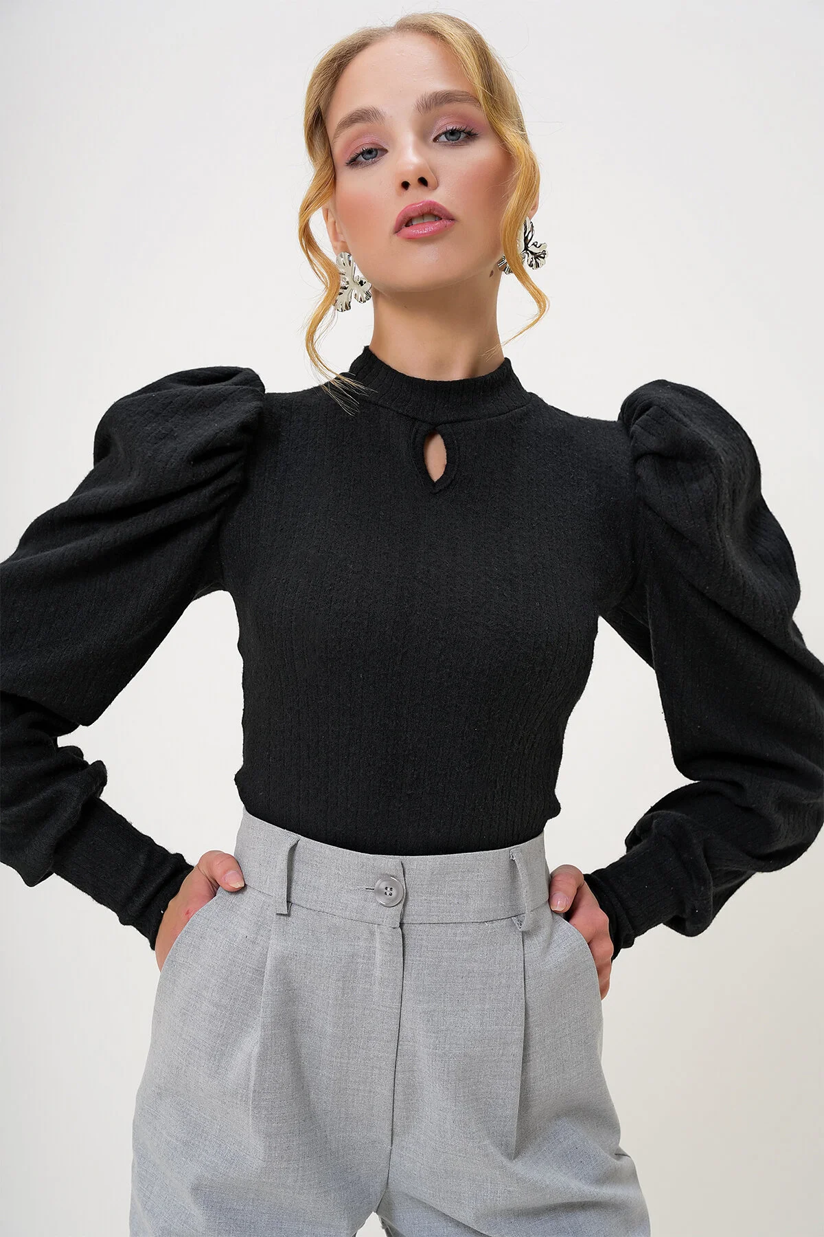 Bild von Trend Alaçatı Stili Schwarze Strickbluse Mit Rundhalsausschnitt, Tiefem Ausschnitt Und Prinzessinnenärmeln für Damen - S