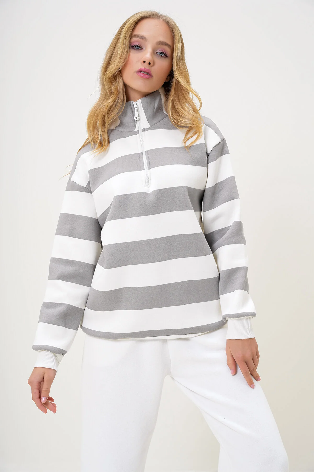 Bild von Trend Alaçatı Stili Graues Rollkragenpullover Mit Reißverschluss Und Streifen – für Damen - L