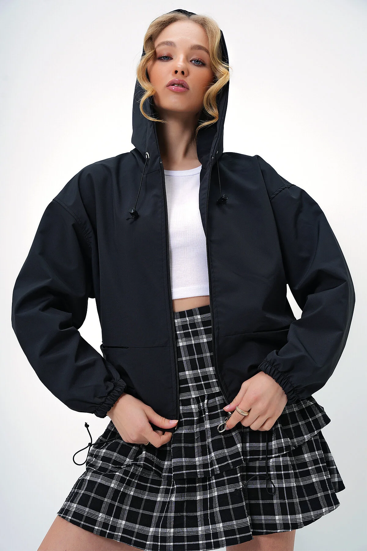 Bild von Trend Alaçatı Stili Schwarze Saisonale Jacke Mit Kapuze Und Reißverschluss für Damen - L