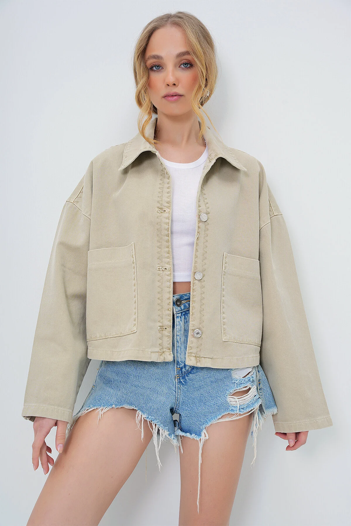 Bild von Trend Alaçatı Stili Beigefarbene Crop-jeansjacke Mit Taschen Und Shepherd-nähten für Damen - L