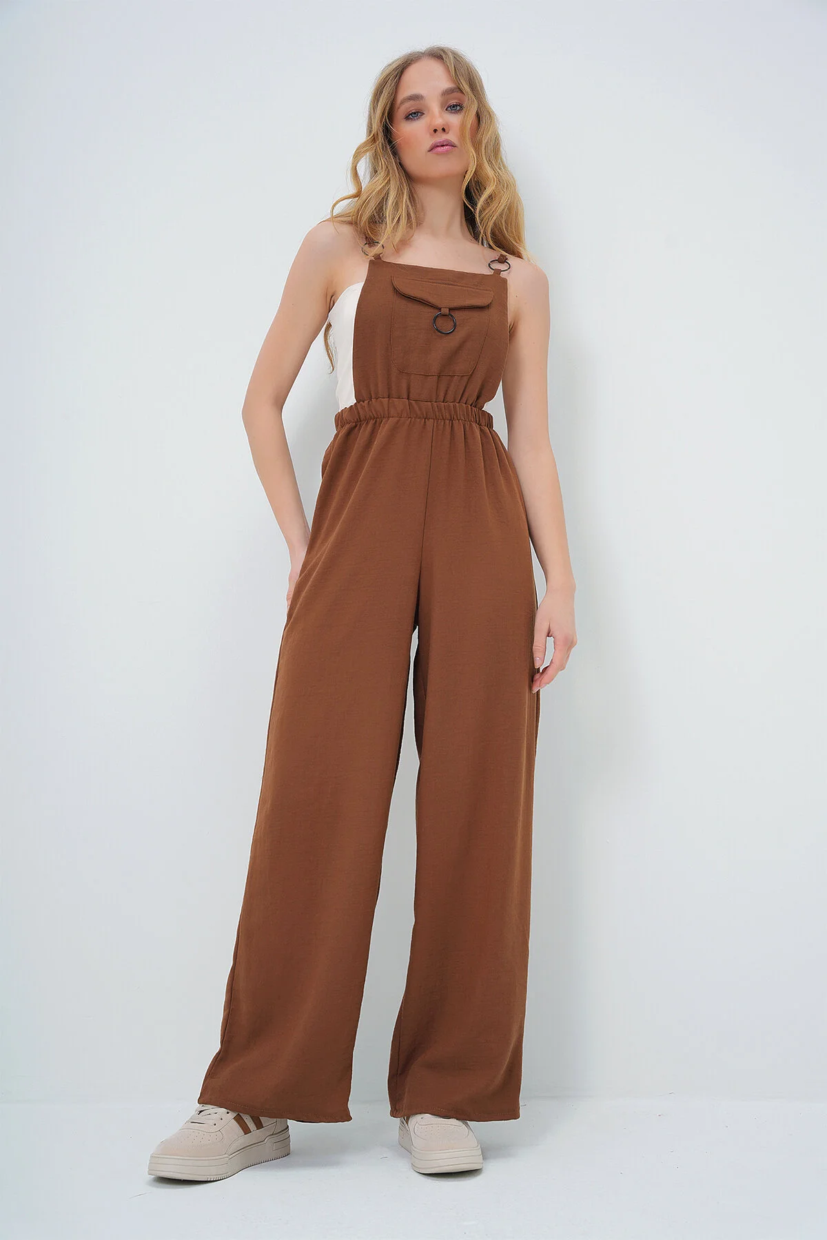 Bild von Trend Alaçatı Stili Bitterbraune Aerobin-salopet-hose Mit Vordertasche Und Ringdetails für Damen - L