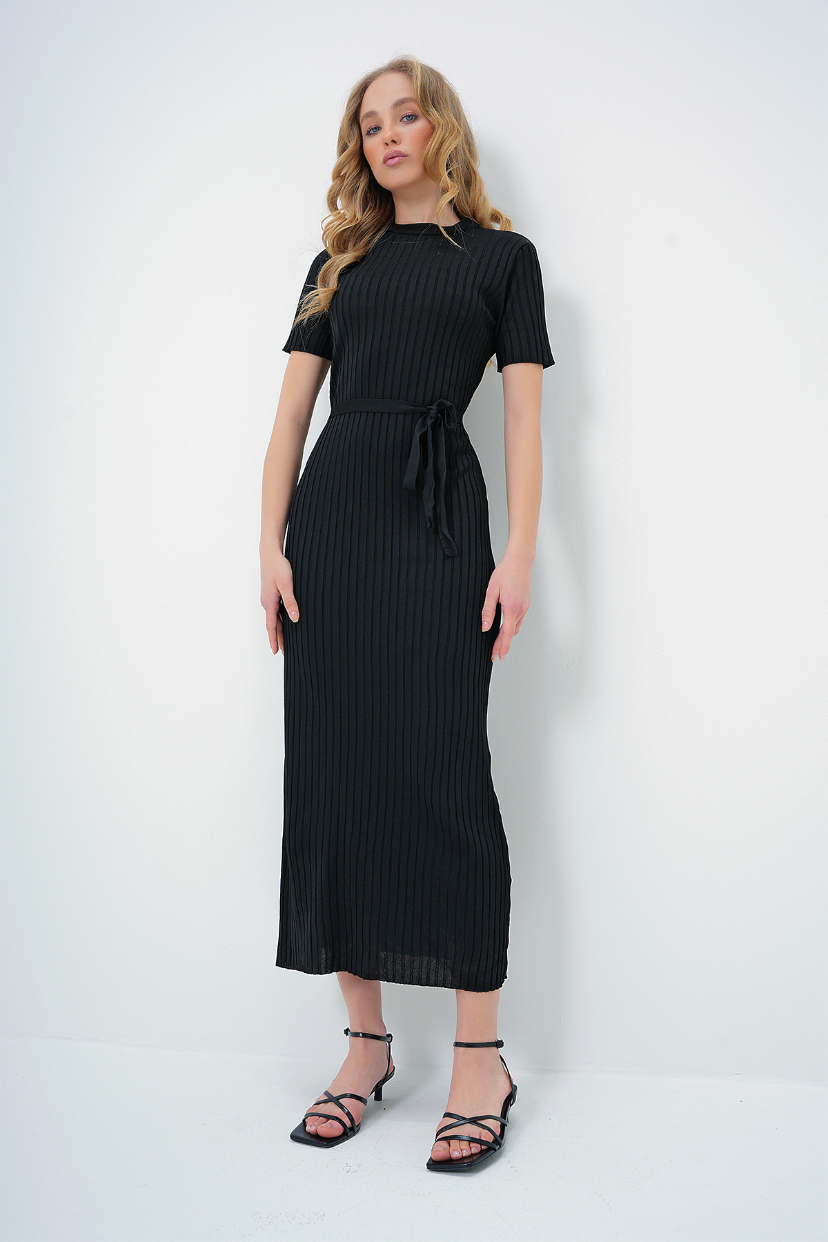 Bild von Trend Alaçatı Stili Schwarzes Saisonkleid Mit Rundhalsausschnitt Und Halben Ärmeln, Gestreift, für Damen - Standard