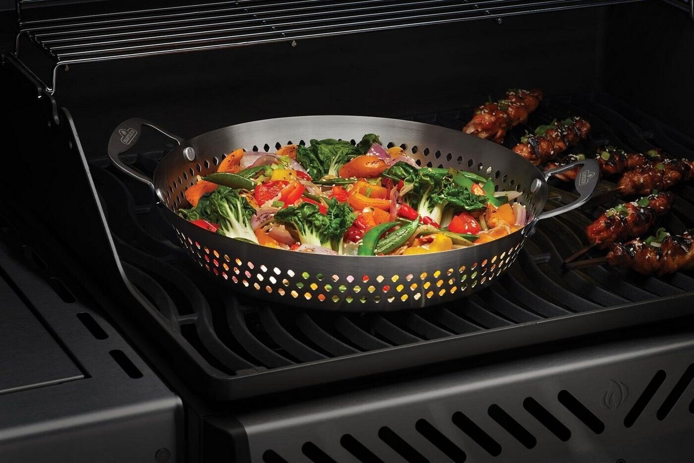 Bild von Napoleon Perforierter Edelstahl-Grill-Wok, BBQ-Grillzubehör, Premium-Edelstahl, perforiertes Design ermöglicht Grillgeschmack, verhindert, dass Lebensmittel durch den Grill fallen, spülmaschinenfest