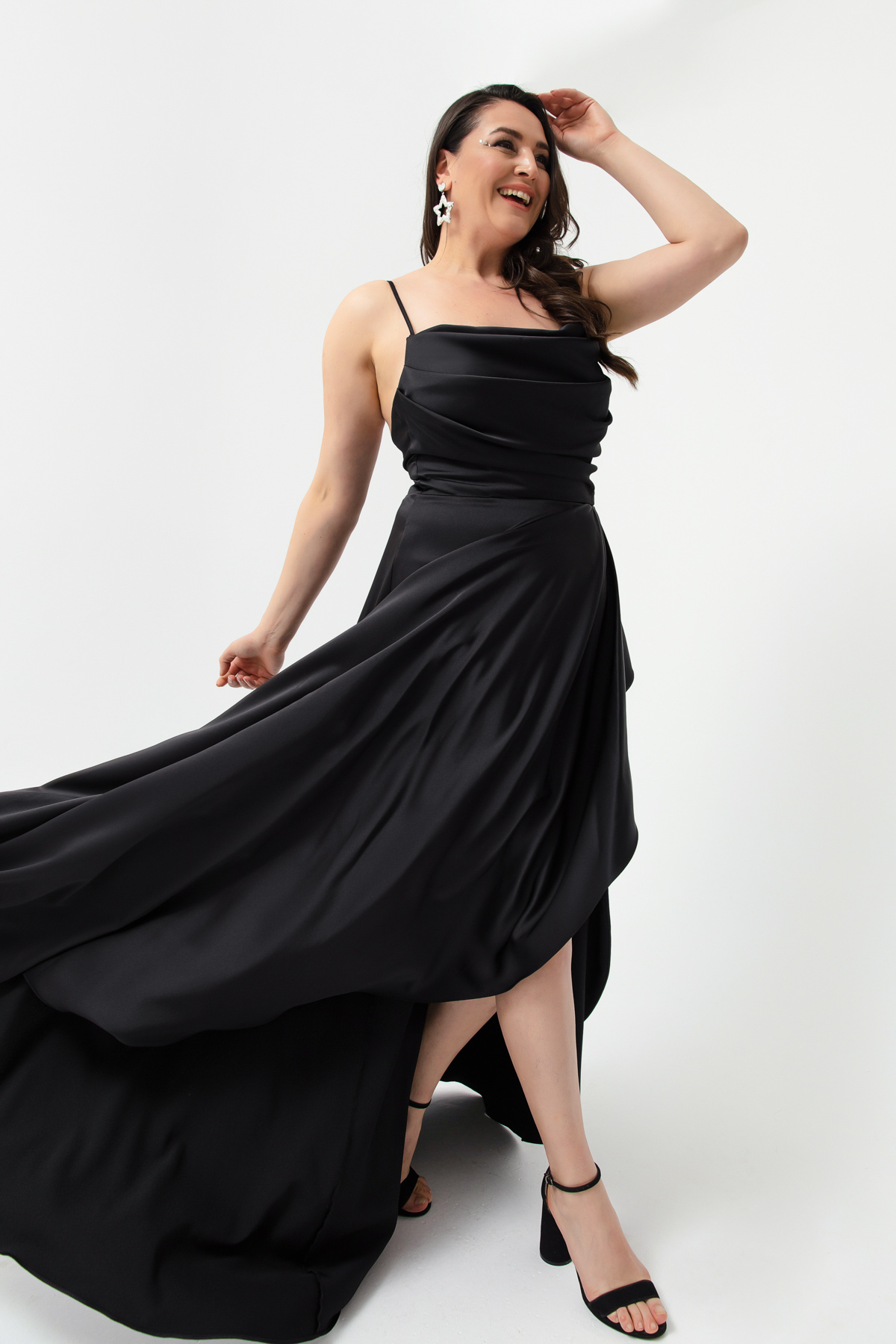 Bild von Lafaba Schwarzes Abendkleid Mit Volant Und Schlitz In Übergröße Aus Satin, Abschlusskleid für Damen - 46