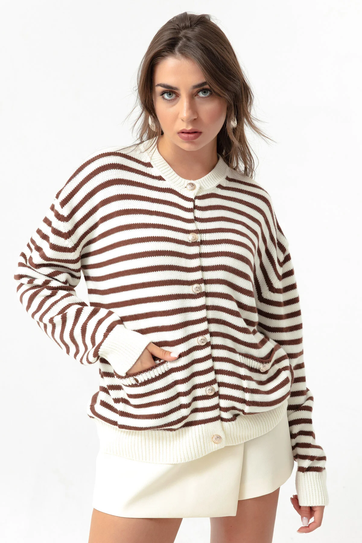 Bild von Lafaba Gestreifter Strick-cardigan Mit Knöpfen In Braun Und Gold für Damen - Standard