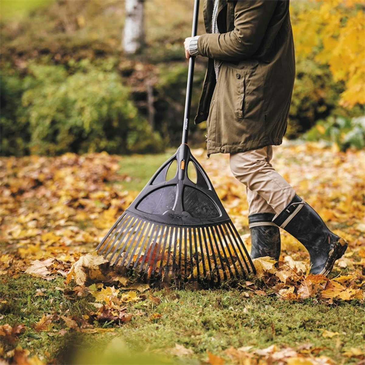 Bild von FISKARS Solid Laubbesen XL 65cm, 27 Zinken Aluminiumstiel