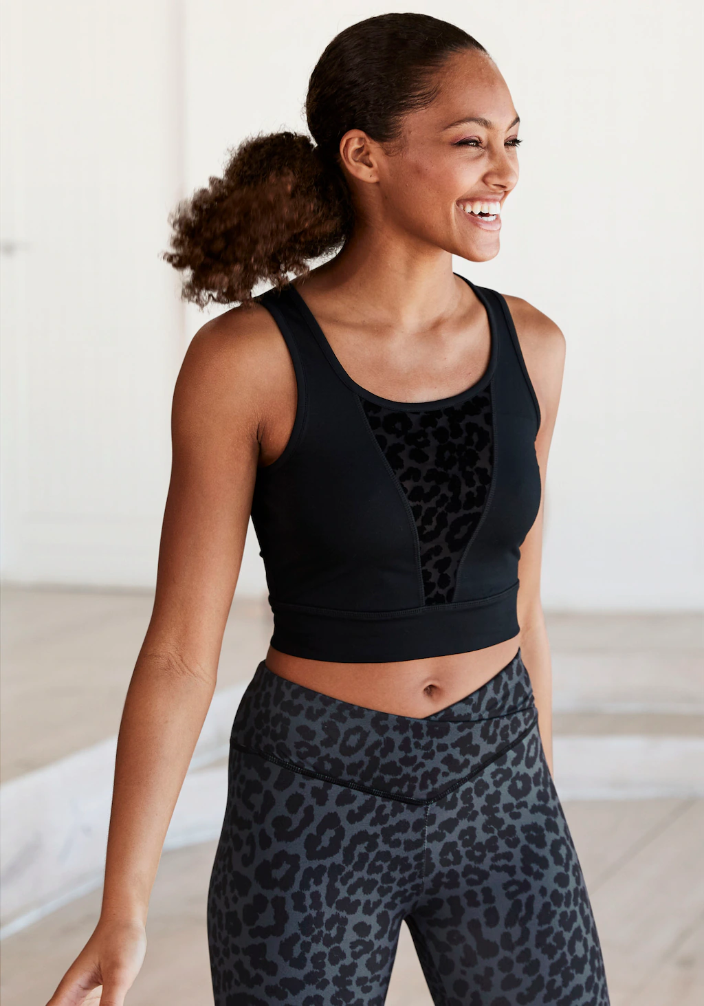 Bild von LASCANA ACTIVE Funktionsshirt, mit Mesh-Einsatz und Leo Muster