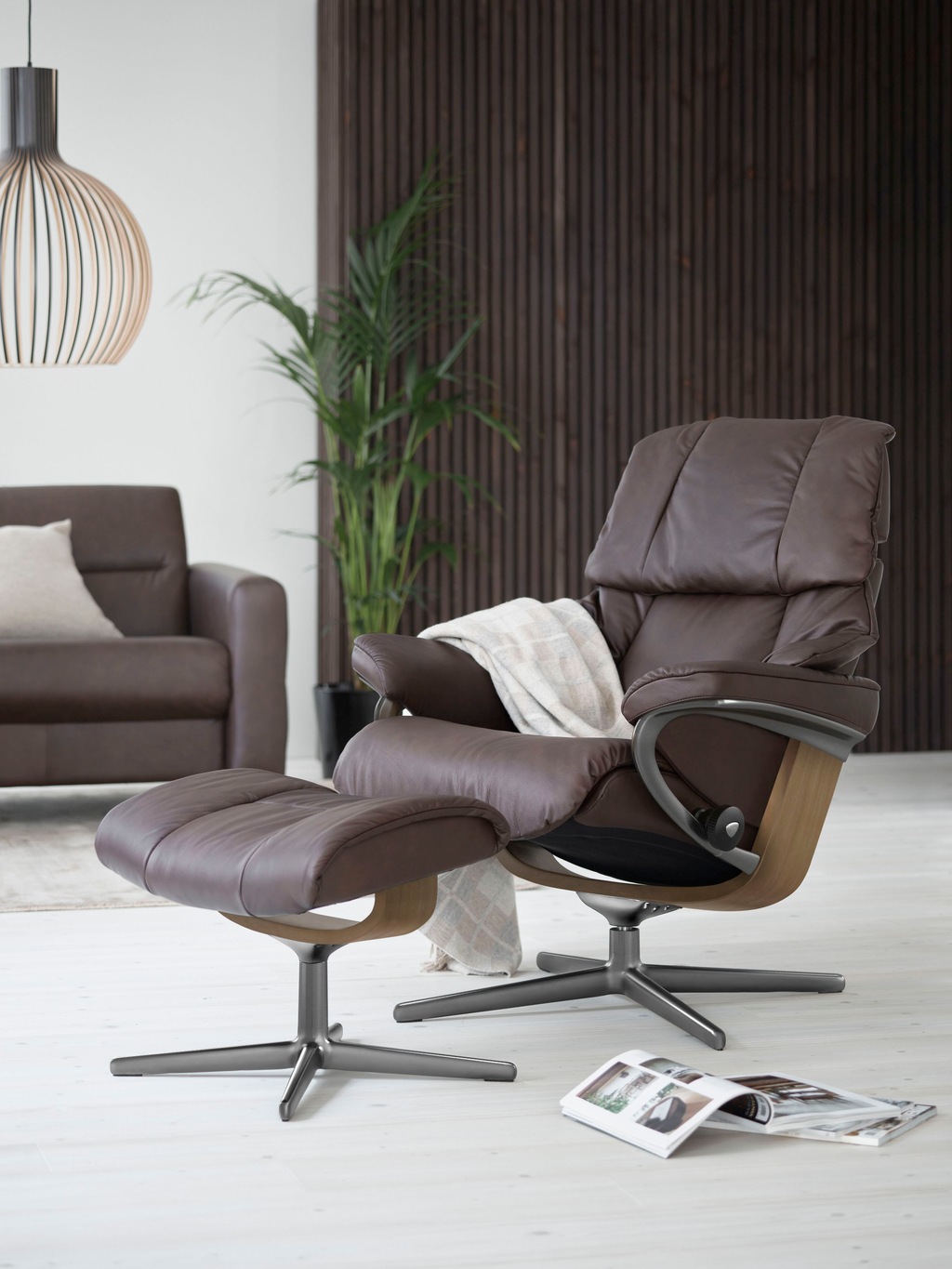 Bild von Stressless® Relaxsessel »Reno«, (Set, Relaxsessel mit Hocker), mit Hocker, mit Cross Base, Größe S, M & L, Holzakzent Eiche