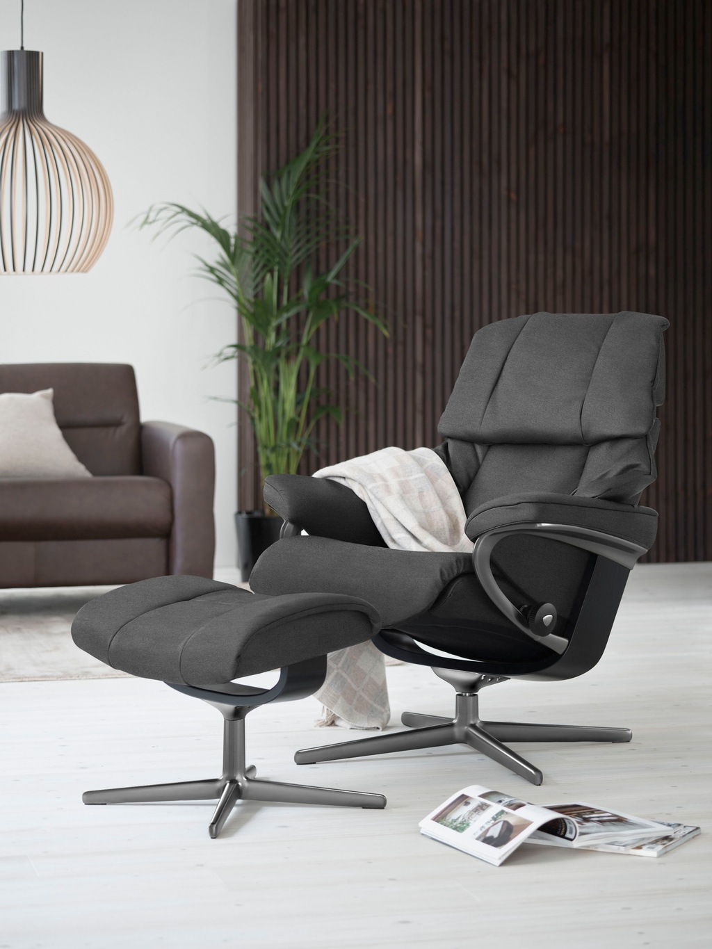 Bild von Stressless® Relaxsessel »Reno«, (Set, Relaxsessel mit Hocker), mit Hocker, mit Cross Base, Größe S, M & L, Holzakzent Schwarz