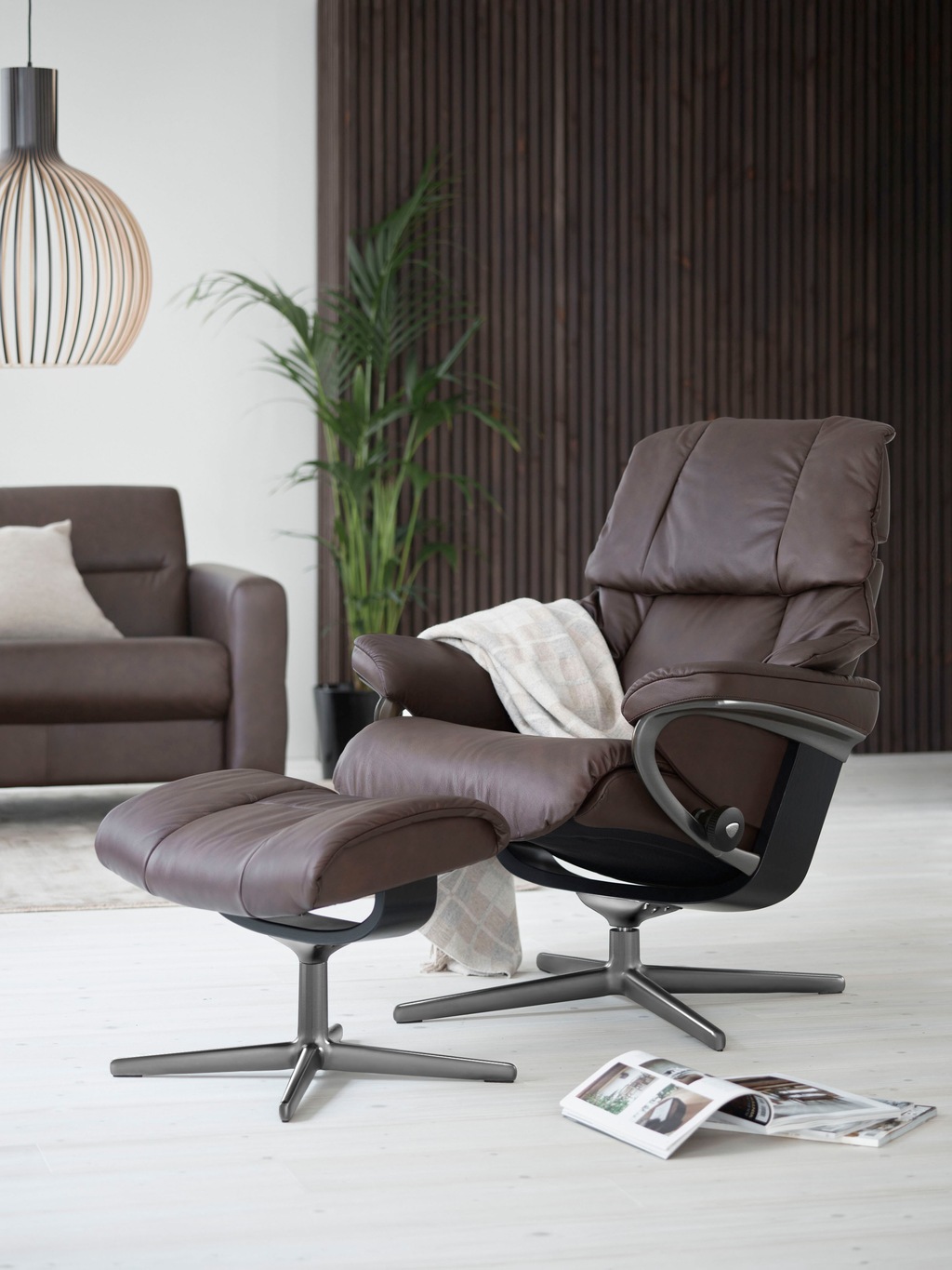 Bild von Stressless® Relaxsessel »Reno«, (Set, Relaxsessel mit Hocker), mit Hocker, mit Cross Base, Größe S, M & L, Holzakzent Schwarz