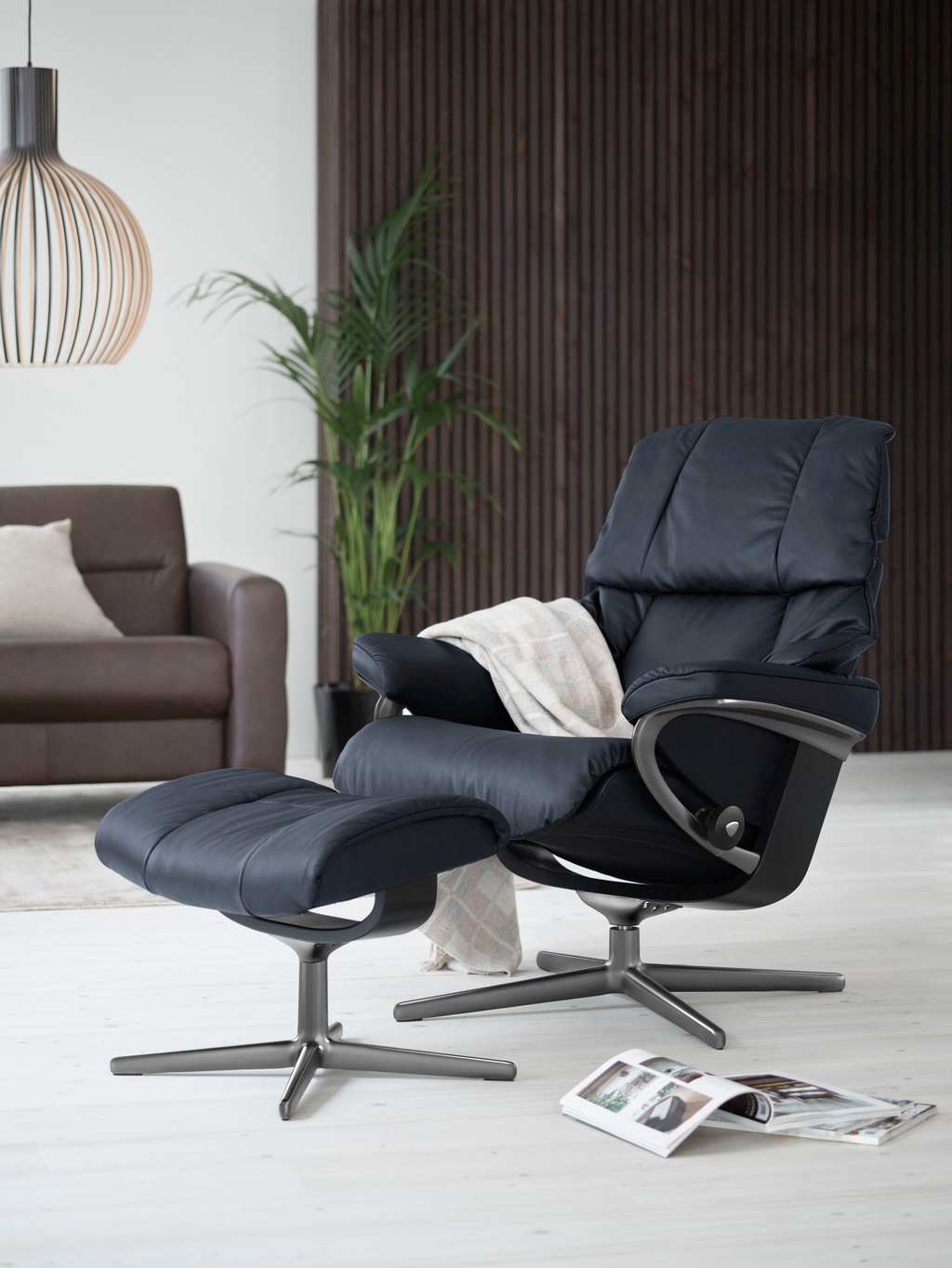 Bild von Stressless® Relaxsessel »Reno«, (Set, Relaxsessel mit Hocker), mit Hocker, mit Cross Base, Größe S, M & L, Holzakzent Schwarz