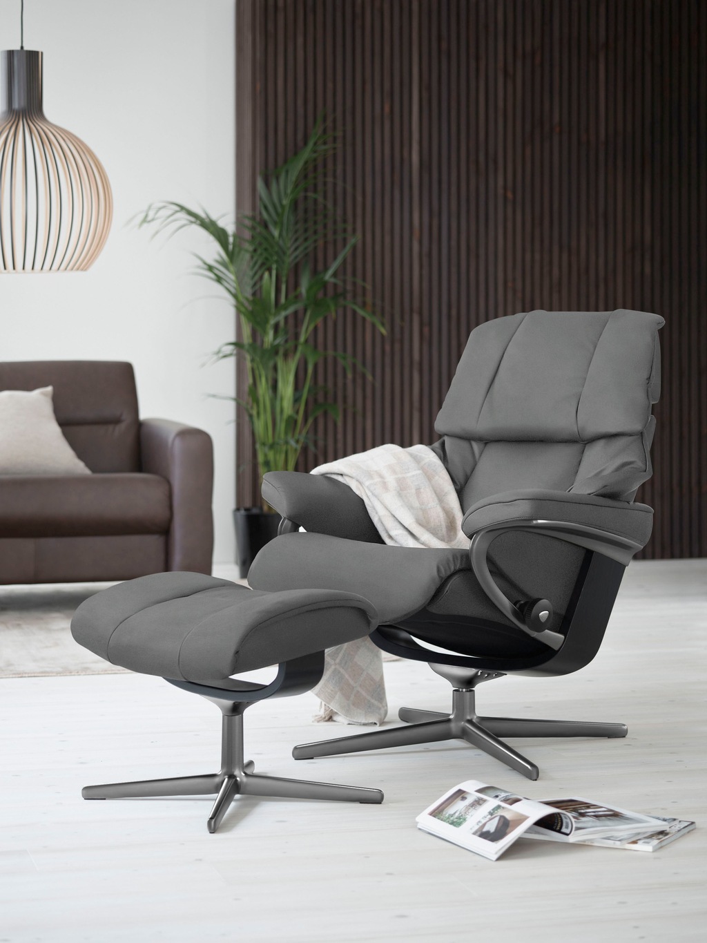 Bild von Stressless® Relaxsessel »Reno«, (Set, Relaxsessel mit Hocker), mit Hocker, mit Cross Base, Größe S, M & L, Holzakzent Schwarz