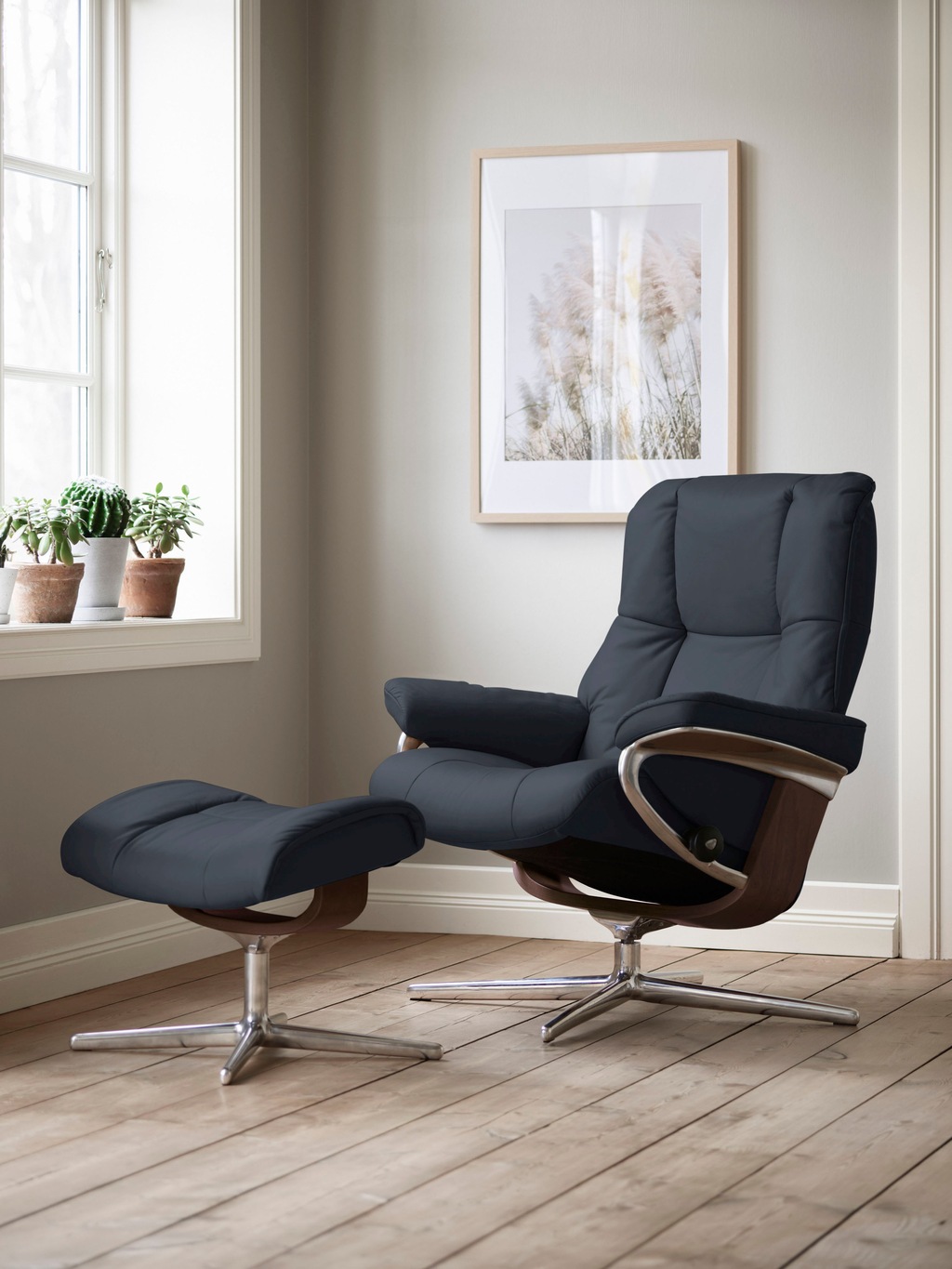 Bild von Stressless® Relaxsessel »Mayfair«, (Set, Relaxsessel mit Hocker), mit Hocker, mit Cross Base, Größe S, M & L, Holzakzent Braun