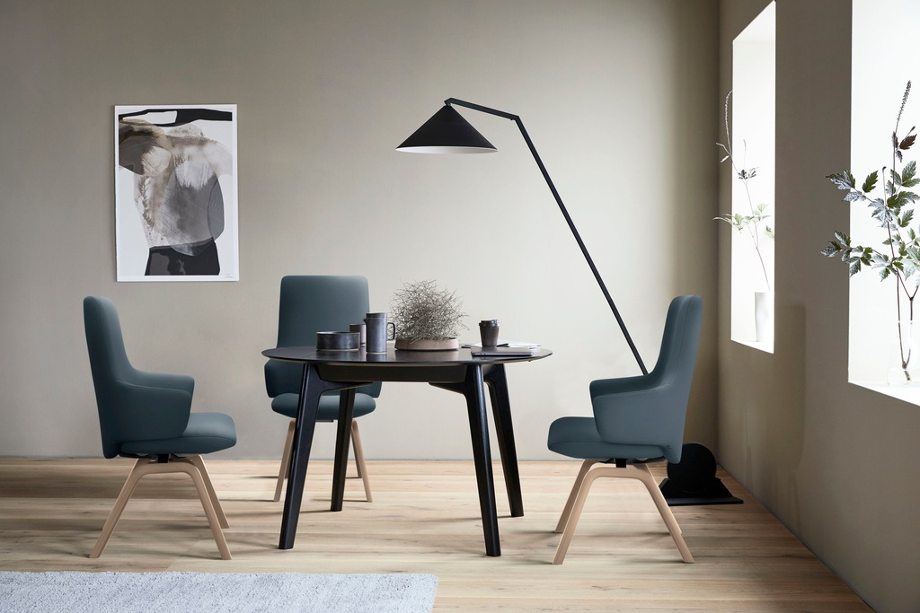 Bild von Stressless® Polsterstuhl Laurel, High Back mit Armlehne, Größe L, mit schräggestellten Beinen in Eiche