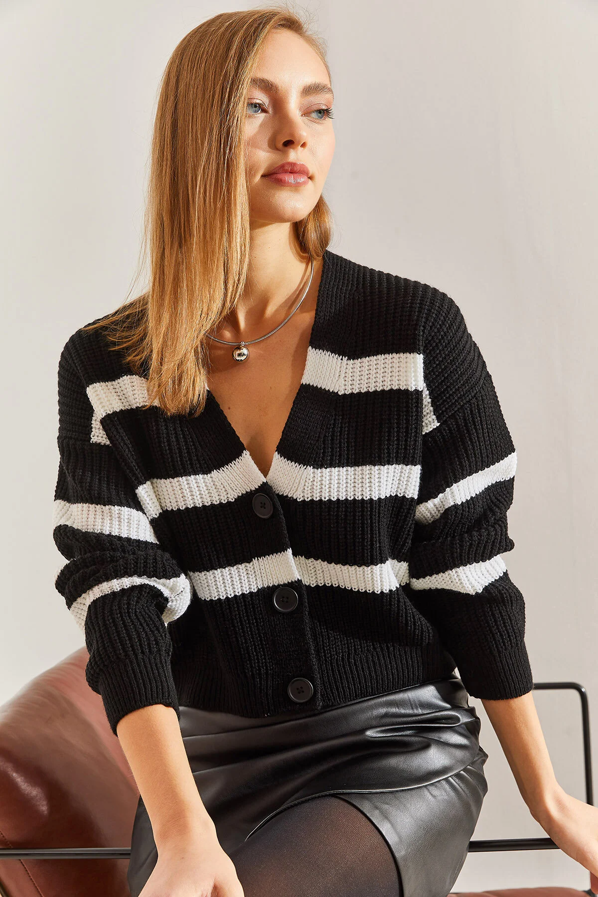 Bild von Bianco Lucci Cardigan Aus Gestreiftem Strick Mit Drei Knöpfen für Damen - S