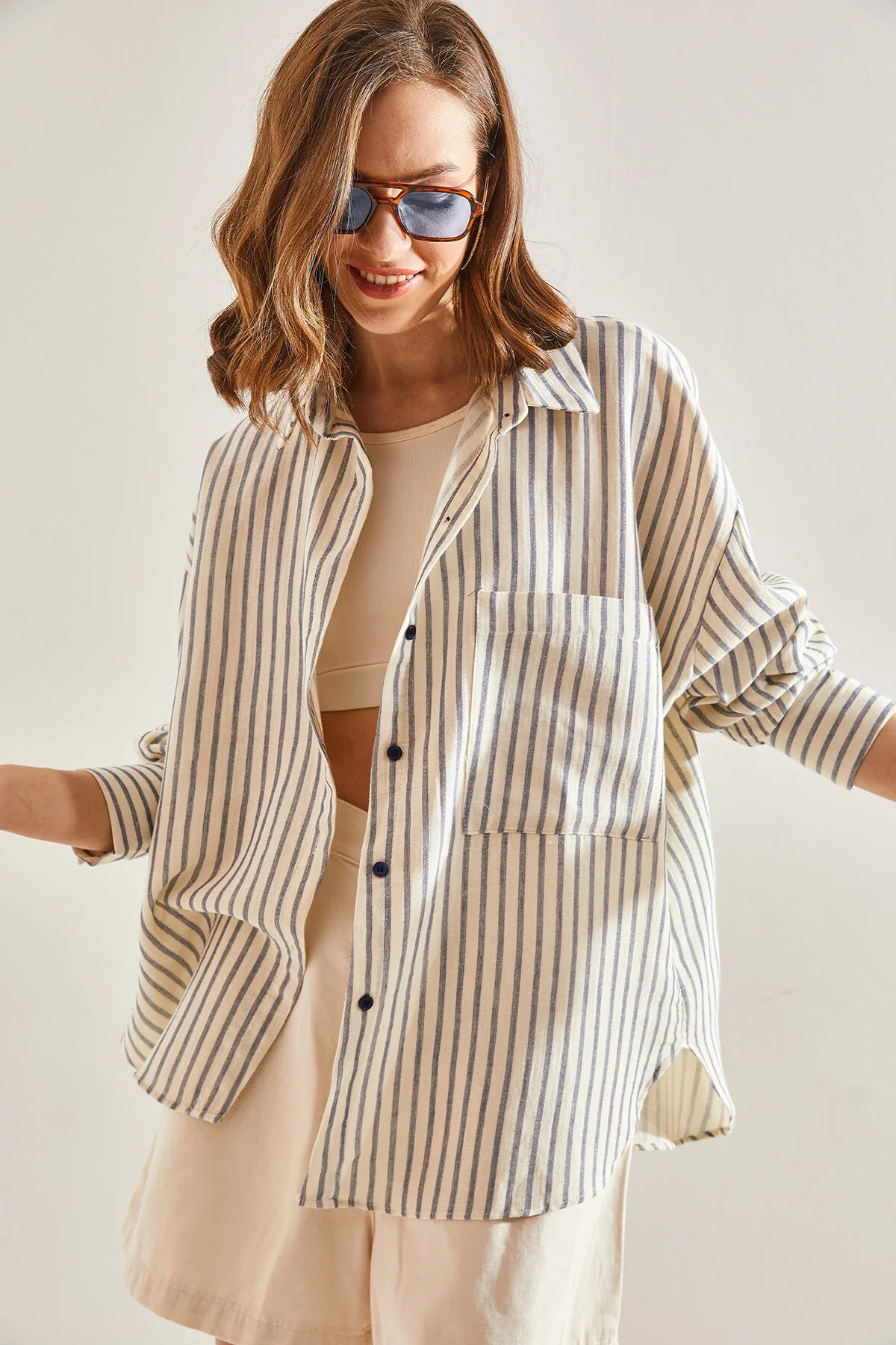Bild von Bianco Lucci Gestreiftes Oversize-hemd Mit Einer Tasche für Damen - S