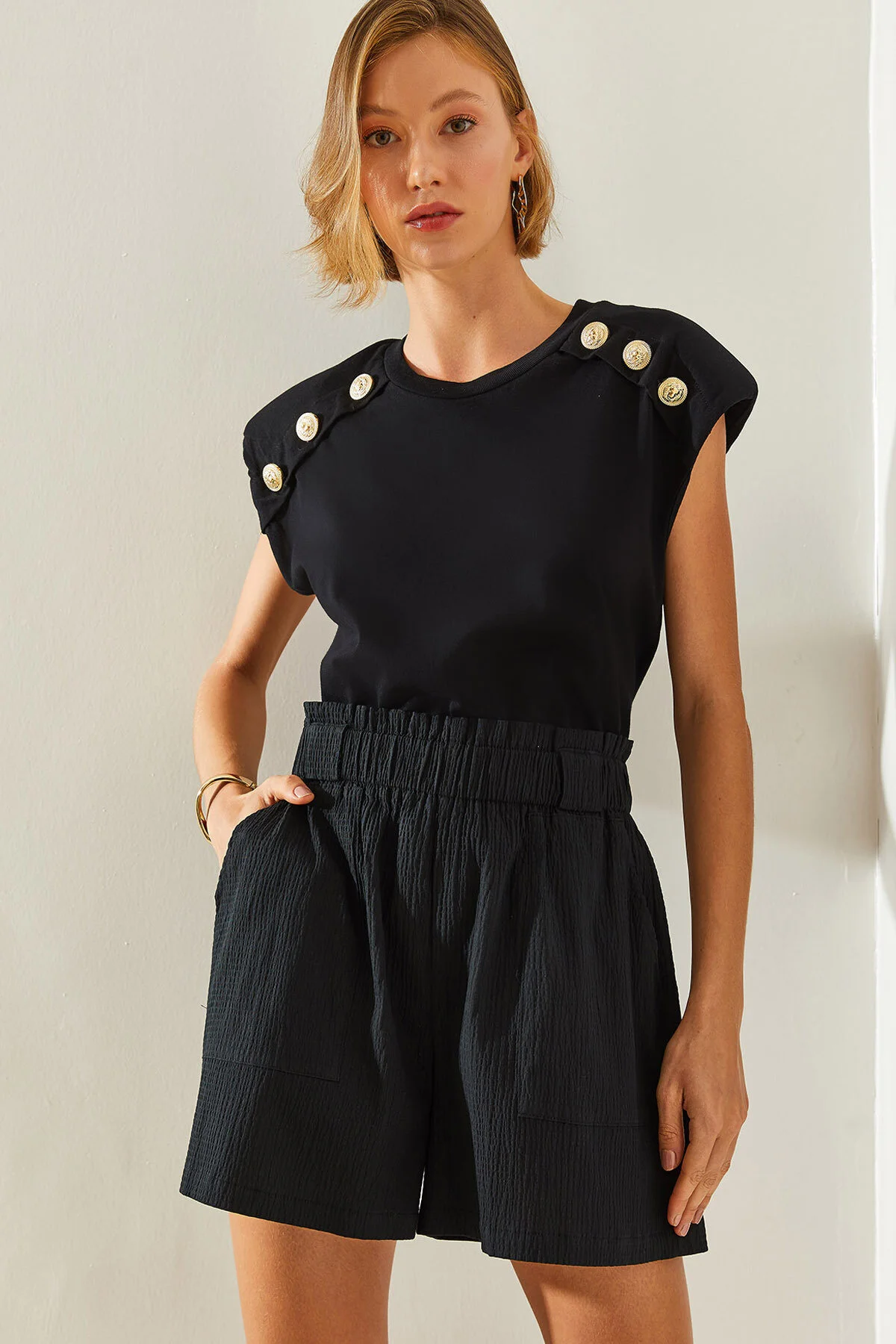Bild von Bianco Lucci Shorts Und Bermudas Aus Fallschirmstoff Mit Elastischem Bund – Großes Taschendetail für Damen - S