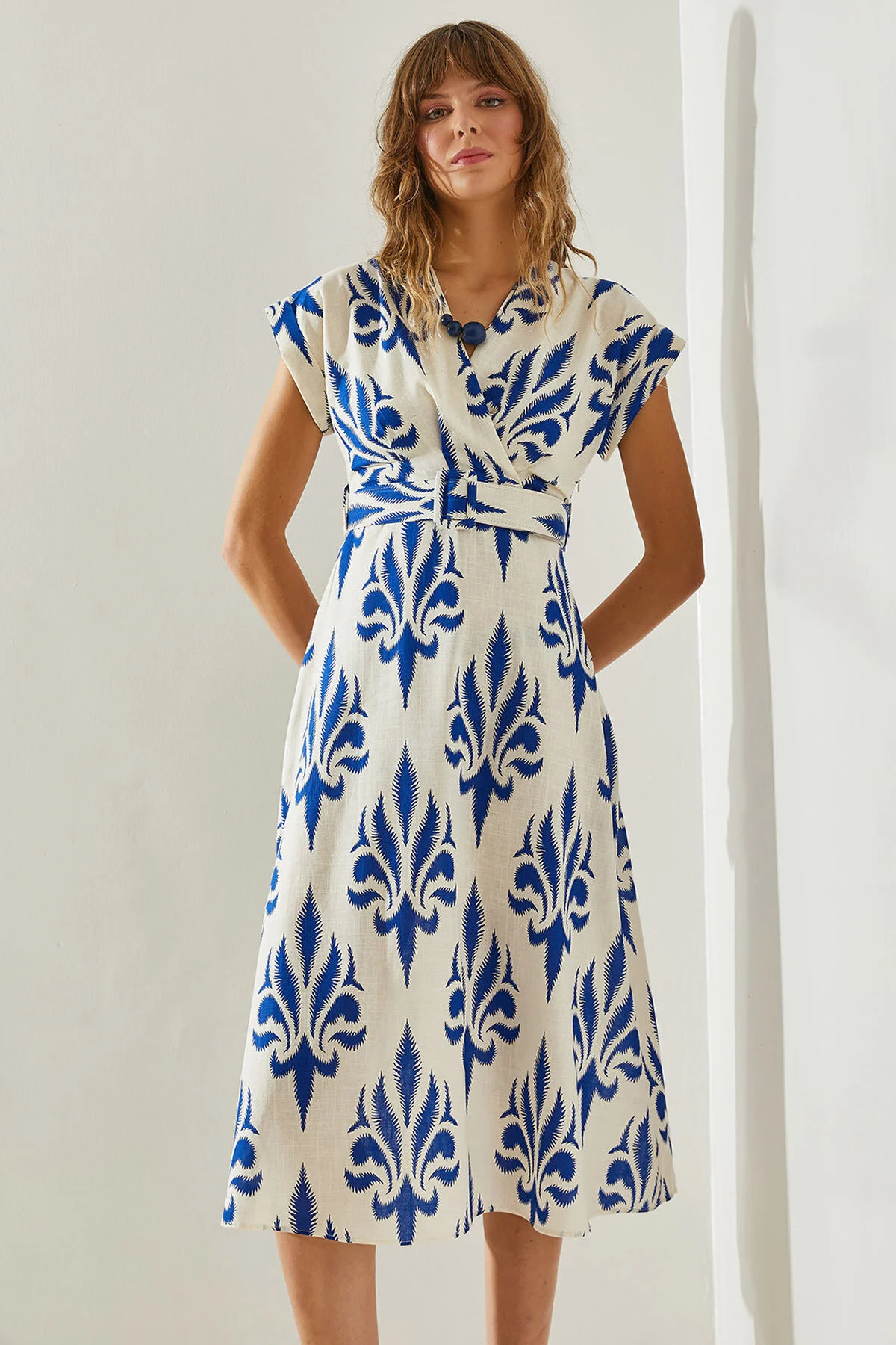 Bild von Bianco Lucci Zweireihiges Kleid Mit Kragen In Midilänge – Mit Beweglichem Gürtel 4302, Modell für Damen - L