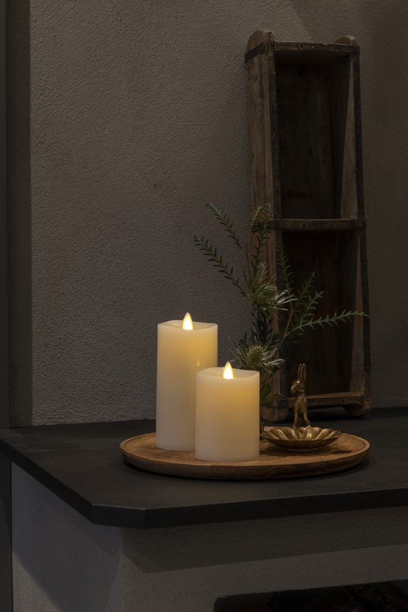 Bild von Konstsmide LED Echtwachskerze cremeweiß, 3D Flamme und geschmolzener Kante, glatte Wachsoberfläche, 5H Timer, 1 warm weiße Diode, batteriebetrieben, Innen, Batterie: 2 x AA 1, 5V (exkl.) - 1602-115