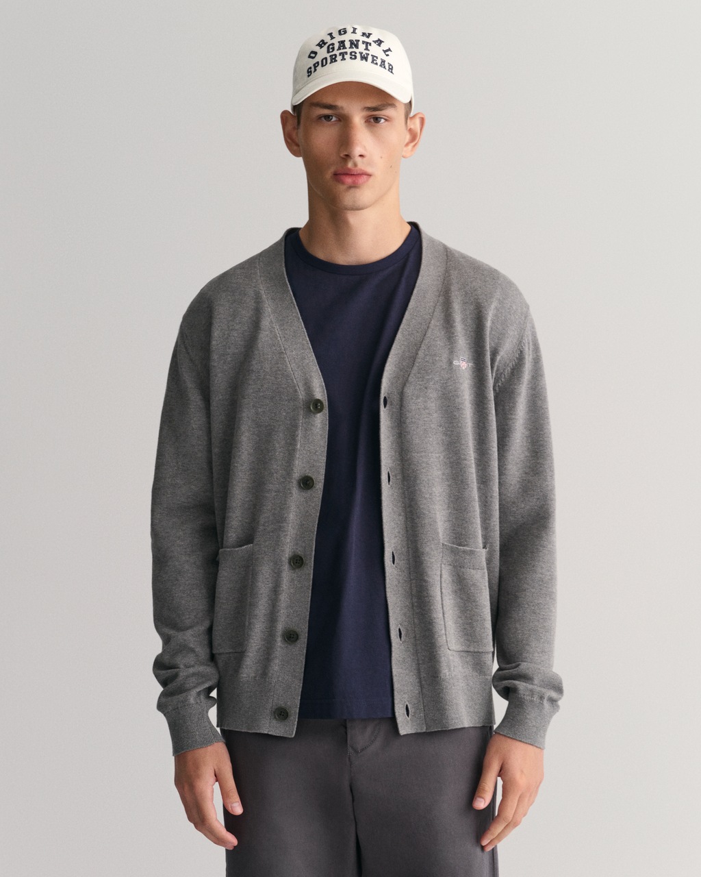Bild von Gant Strickjacke »CLASSIC COTTON V-CARDIGAN«, Grafische GANT-Stickerei auf der Brust