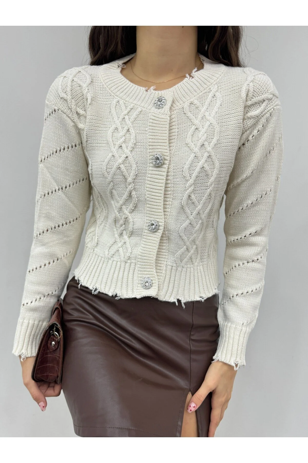 Bild von Modamorfo Beigefarbene Crop-strickjacke – Mit Steinknöpfen Und Reißverschluss für Damen - 🏻