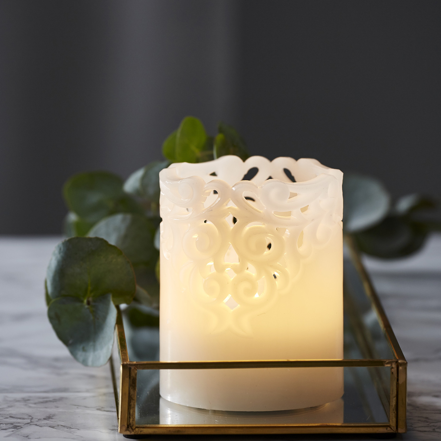 Bild von LED Stumpenkerze Clary - Echtwachs - Spitzenmuster - warmweiße Flam...