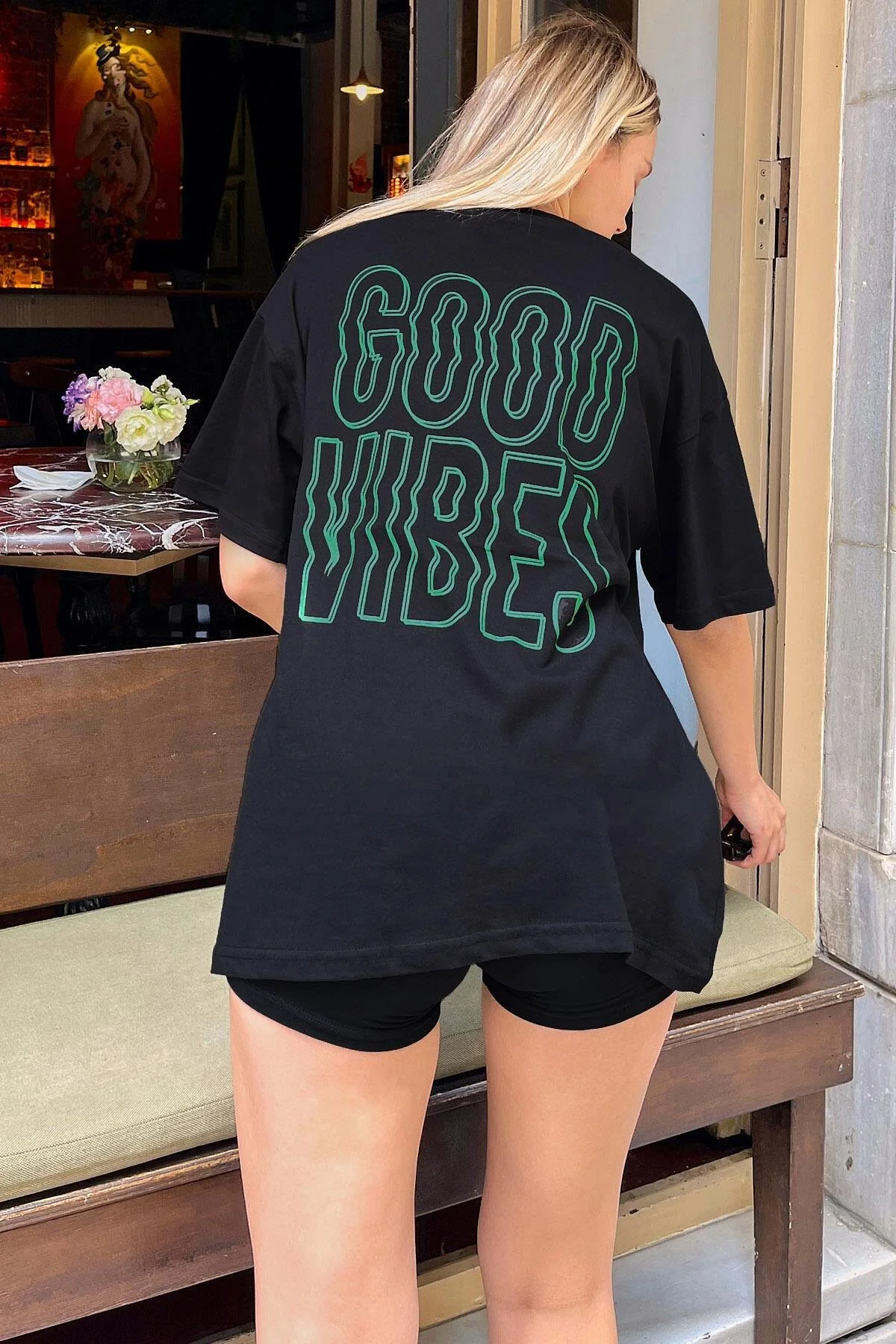 Bild von Swist Schwarzes, Übergroßes T-shirt Mit Aufdruck „good Vibes“ Auf Der Rückseite für Damen - L